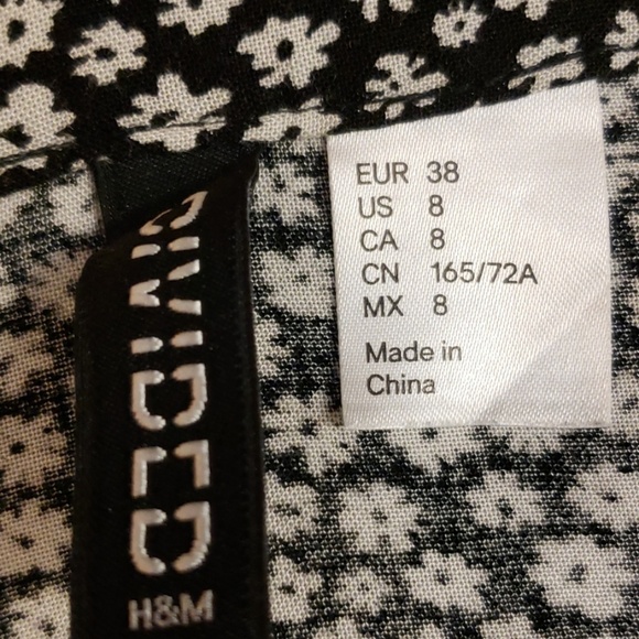 DIVIDED- H&M BLACK/WHITE SKIRT SIZE 8 - Picture 5 of 5